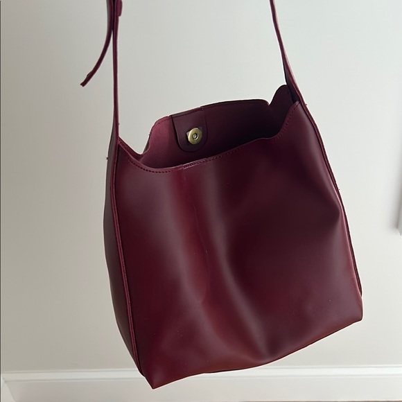 Chic Burgundy faux Leather Shoulder Bag - Picture 2 of 5